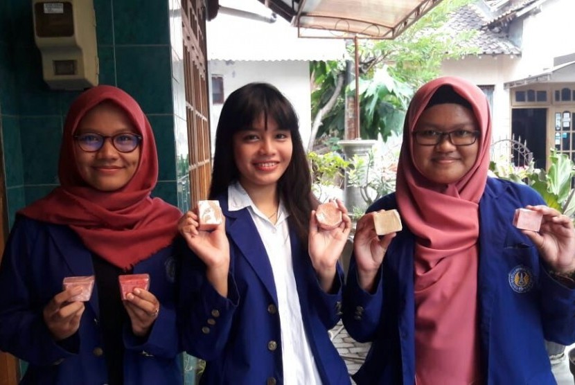 Sabun herbal berbahan daun petai cina karya sejumlah mahasiswa  Universitas Negeri Yogyakarta (UNY). 
