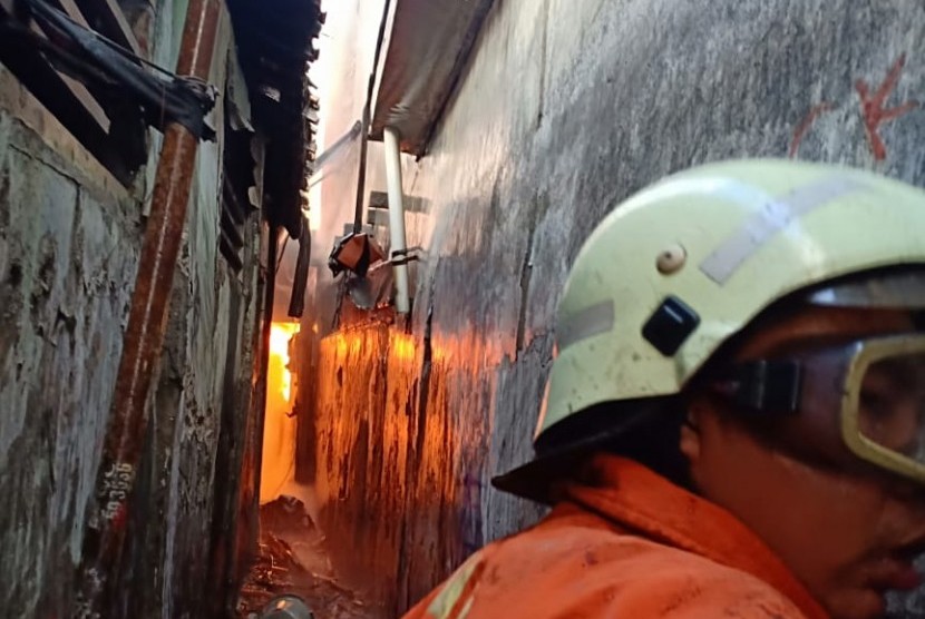 Kebakaran melanda pemukiman padat di Tambora, Jakarta Barat. Posko pengungsi kebakaran Tambora disiapkan sesuai protokol kesehatan Covid-19. Ilustrasi.