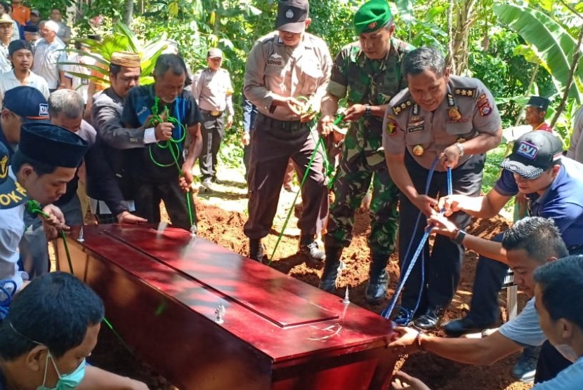 Pemakaman massal korban tsunami Banten yang belum teridentifikasi, Pandeglang, Jumat (4/1). 