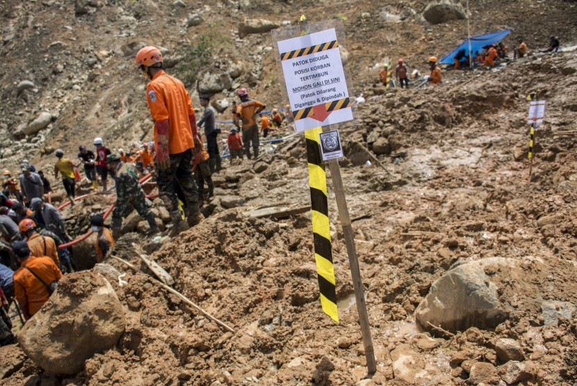 Petugas SAR gabungan bergotong royong mencari korban longsor di area yang diduga terdapat korban di Desa Sirnaresmi, Cisolok, Kabupaten Sukabumi, Jawa Barat, Jumat (04/01/2019).