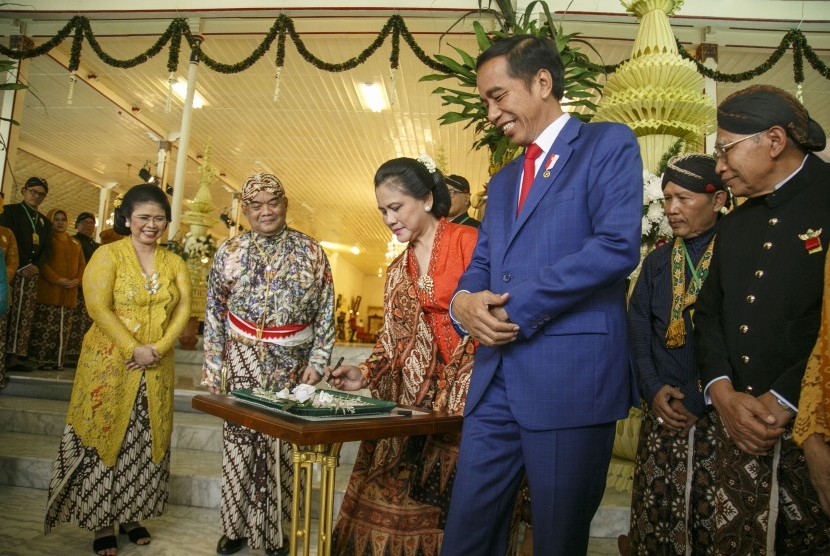 Presiden Joko Widodo (ketiga kanan) didampingi Ibu Negara Iriana Joko Widodo (ketiga kiri) menghadiri pernikahan Dhaup Ageng Puro Pakualaman di Bangsal Sewotomo Puro Pakualaman, DI Yogyakarta, Sabtu (5/1/2019). 