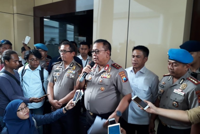 Chief of East Java Police Inspector General Police Luki Hermawan holds a press conference on online prostitution ring involving celebrities, Surabaya, East Java, Monday (Jan 7).
