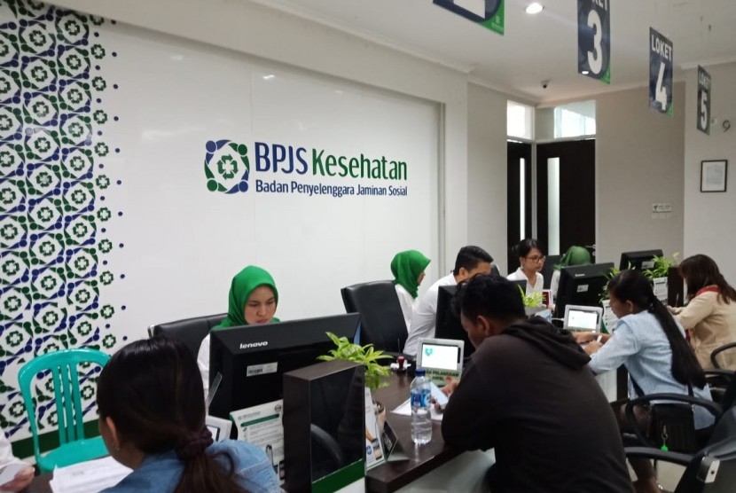 Aktivitas rutin di Kantor Badan Penyelenggara Jaminan Sosial (BPJS) Kesehatan, Kota Bogor, Senin (7/1). 