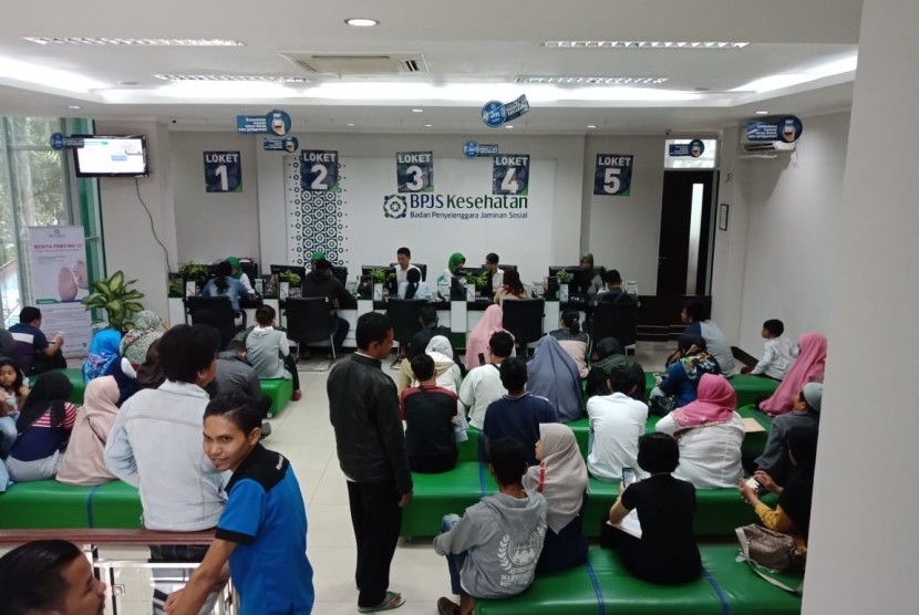Aktivitas rutin di Kantor Badan Penyelenggara Jaminan Sosial (BPJS) Kesehatan, Kota Bogor, Senin (7/1). 