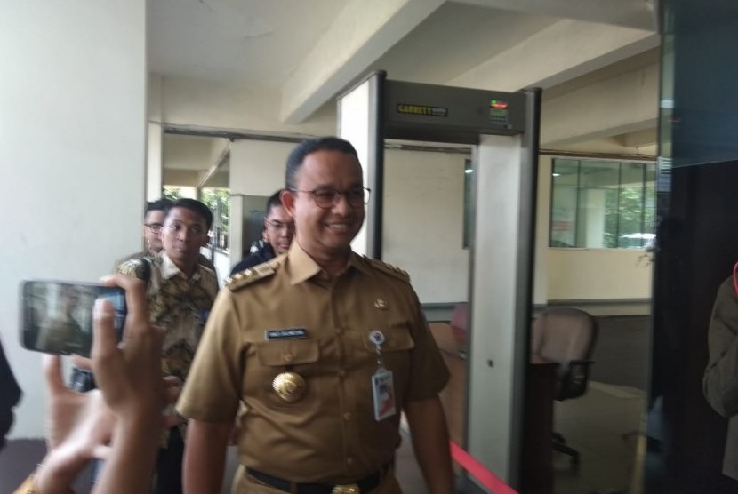 Jakarta Governor Anies Baswedan arrives at Election Supervisory Body (Bawaslu) office, Thamrin, Central Jakarta, Monday (Jan 7). meets the summon of Bawaslu of Bogor Regency to explain about two fingers pose at Gerindra event last December.