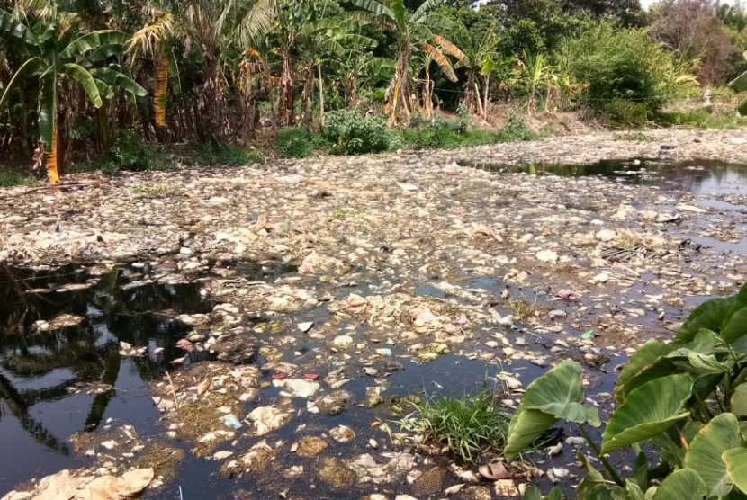 Dinas Lingkungan Hidup Kabupaten Bekasi mengerahkan 16 truk sampai dan dua escavator untuk mengangkut sampah yang menumpuk di Kali Pisang Batu, Kecamatan Tarumajaya, Kabupaten Bekasi, Selasa (8/1). Diketahui, sampah rumah tangga itu menumpuk hingga sepanjang 1,5 kilometer.  