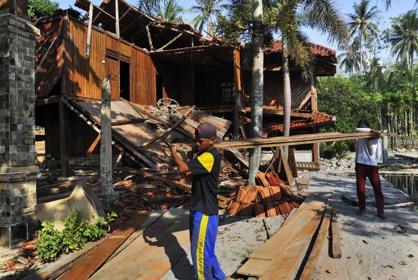 Pekerja memperbaiki sarana penginapan yang hancur diterjang gelombang tsunami di kawasan Pantai Carita, Pandeglang, Banten, Selasa (8/1/2019).