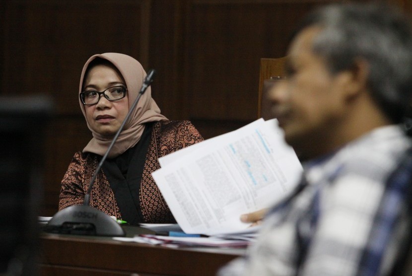 Terdakwa kasus dugaan suap PLTU Riau-1 Eni Maulani Saragih (kiri) menjalani sidang lanjutan di Pengadilan Tipikor, Jakarta, Selasa (8/1/2019).