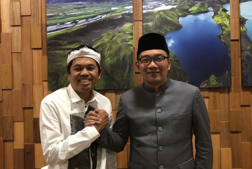 Gubernur Jabar Ridwan Kamil bersama Ketua DPD Golkar Jabar Dedi Mulyadi. 