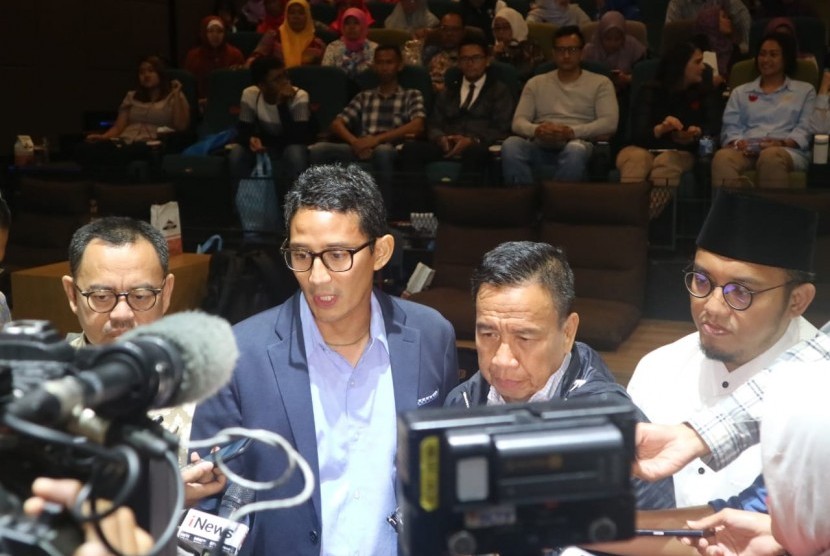 Calon wakil presiden (cawapre) nomor urut 02  Sandiaga Salahduddin Uno menyampaikan keterangan pers usai menggelar dialog pendidikan di CGV, FX Sudirman, Senayan, Jakarta, Selasa (8/1).