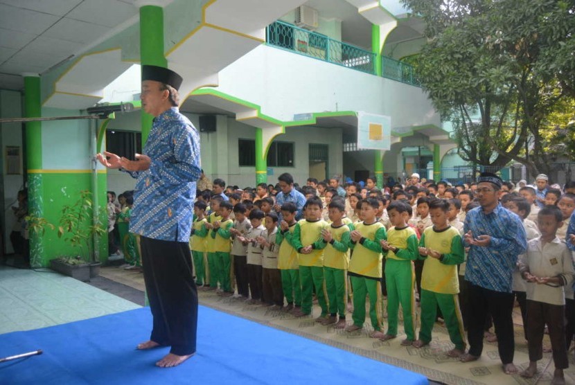 Para guru dan siswa SDIT Nur Hidayah Solo menggelar Aksi Peduli untuk Korban Gempa dan Tsunami Banten dan Lampung, Rabu (9/1). Aksi tersebut berupa melaksanakan sholat ghaib dan mengumpulkan donasi bagi korban bencana tsunami Selat Sunda. 