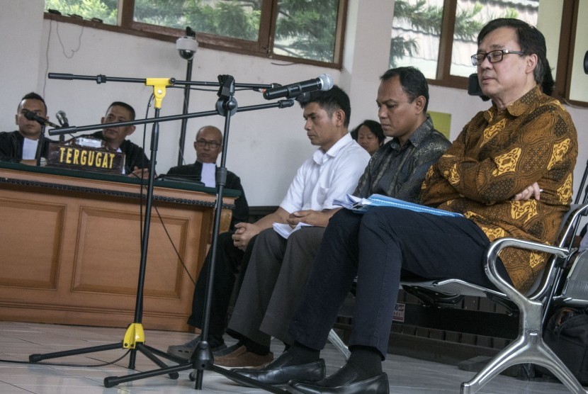 [ilustrasi] Tiga terdakwa kasus dugaan suap perizinan Proyek Meikarta Billy Sindoro (kanan), Henry Jasmen (kedua kanan) dan Taryudi (ketiga kanan) mengikuti sidang lanjutan dengan agenda putusan sela di Pengadilan Tipikor Bandung, Jawa Barat, Rabu (9/1/19).