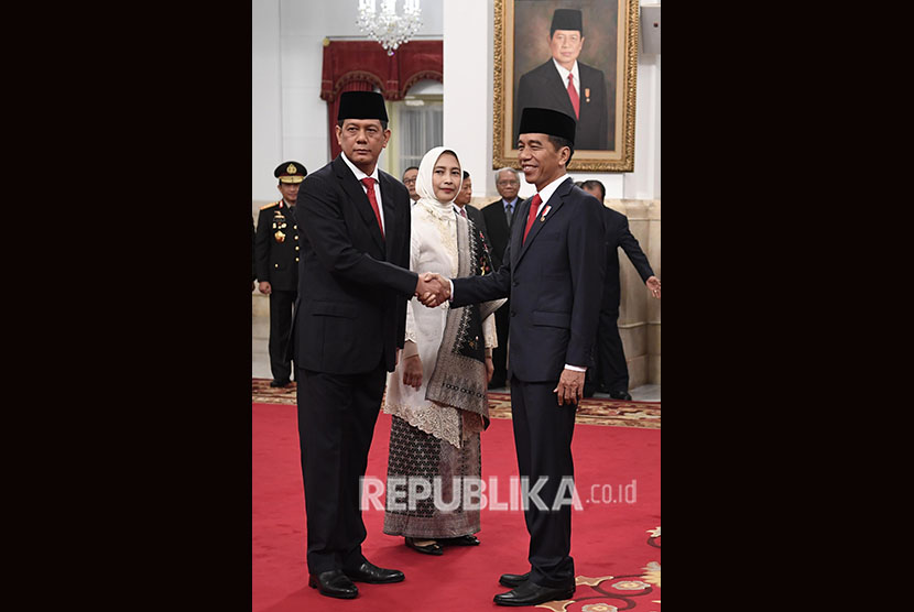 President Joko Widodo (right) congratulates new BNPB Chief Doni Monardo after the inauguration ceremony at State Palace, Jakarta, Wednesday (Jan 9).