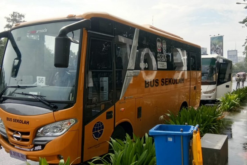 Wali Kota Bekasi, Rahmat Effendi, meresmikan sekaligus mengemudi Bus Sekolah, Kamis (10/1) pagi. Bus Sekolah Kota Bekasi ini baru berjumlah satu unit yang merupakan hibah dari Kementerian Perhubungan. 