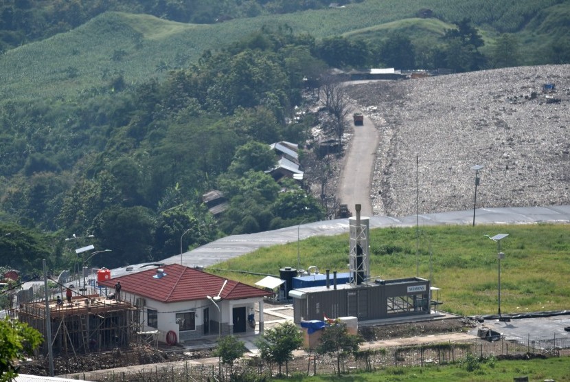 Sejumlah pekerja mengerjakan proyek pembangunan Pembangkit Listrik Tenaga Sampah (PLTSa) gas metana di Tempat Pembuangan Akhir (TPA) Jatibarang, Semarang, Jawa Tengah, Kamis (10/1/2019).