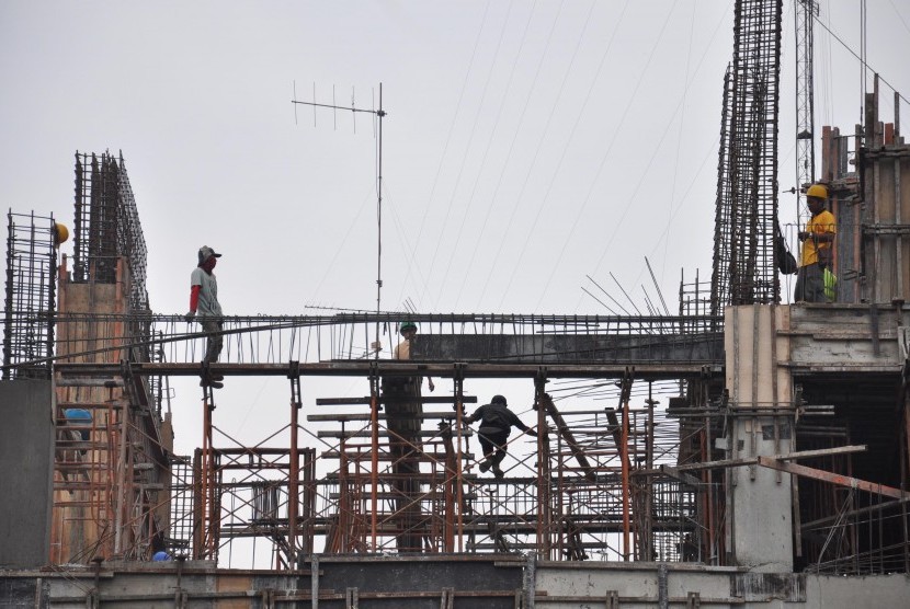  Gedung Baru DPRD Sleman Habiskan Rp 90 Miliar . Foto: Pekerja menyelesaikan proyek pembangunan salah satu gedung bertingkat (Ilustrasi)