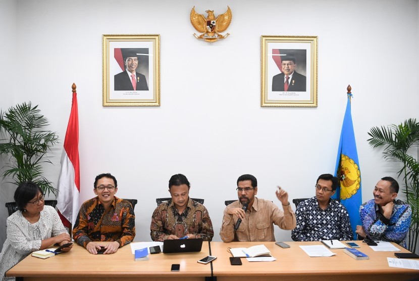 Ketua Komnas HAM Ahmad Taufan Damanik (kanan) bersama (kiri ke kanan) Wakil Ketua Sandrayati Moniaga serta Komisioner Komnas HAM Beka Ulung Hapsara, Mohammad Choirul Anam, Amiruddin dan Munafrizal Manan memberikan keterangan terkait pengembalian berkas perkara pelanggaran HAM berat oleh Kejaksaan Agung di Kantor Komnas HAM, Jakarta, Kamis (10/1/2019).