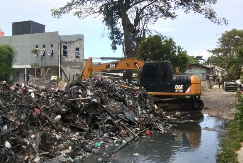 Pemerintah Kota Bekasi mengerahkan Tim Pematusan untuk mulai mengangkut timbunan sampah di Kali Blancong,  Kecamatan Medan Satria, Kota Bekasi, Jumat (11/1). 