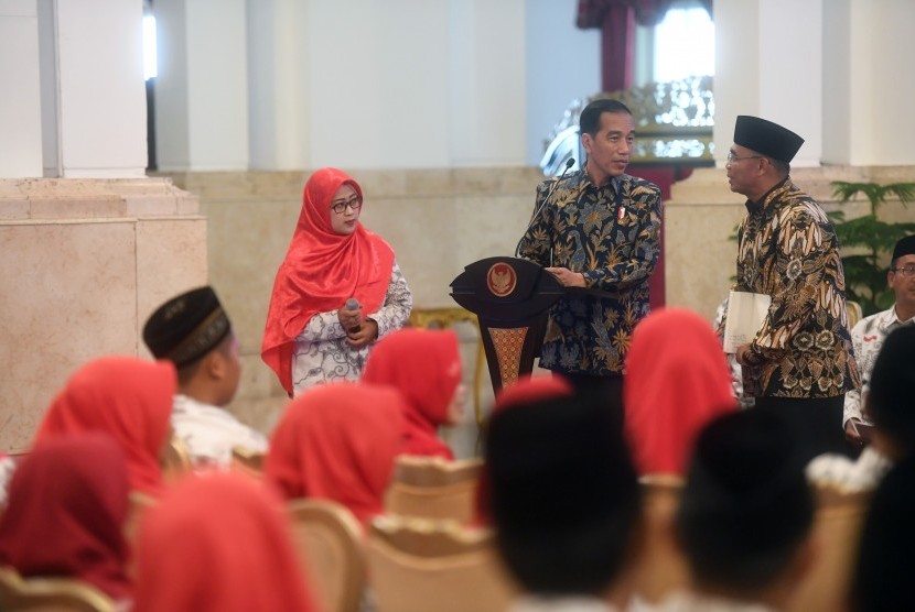 Presiden Joko Widodo (kanan) berdiskusi dengan Mendikbud Muhadjir Effendy (kanan) saat acara silaturahmi dengan Persatuan Guru Seluruh Indonesia (PGSI) di Istana Negara, Jakarta, Jumat (11/1/2019).