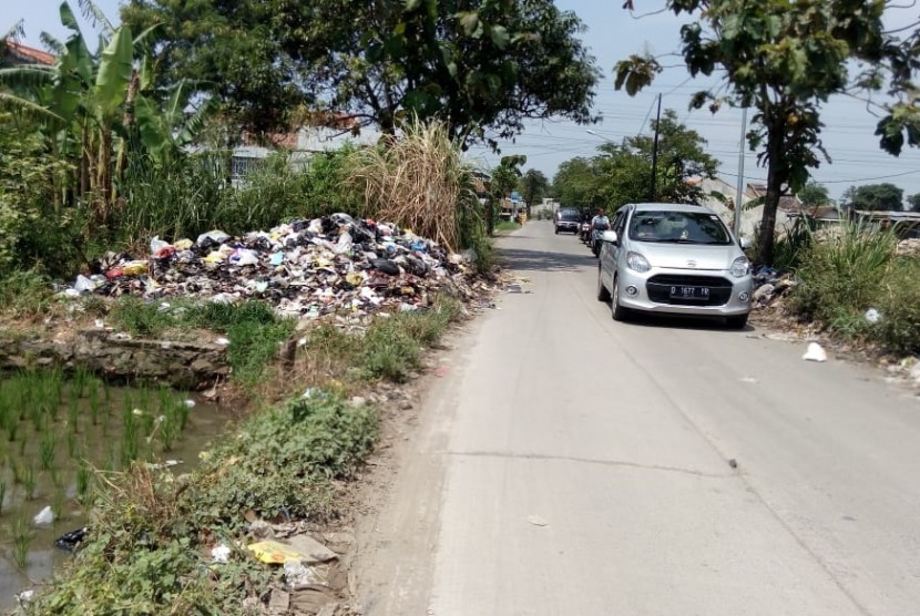 Tumpukan sampah yang berada di tempat pembuangan sampah (TPS) liar masih  terlihat di wilayah Kabupaten Bandung. Tepatnya di Jalan Raya Leuwidulang,  Desa Rancamulya, Kecamatan Pameungpeuk, Kabupaten Bandung, Jumat (11/1).
