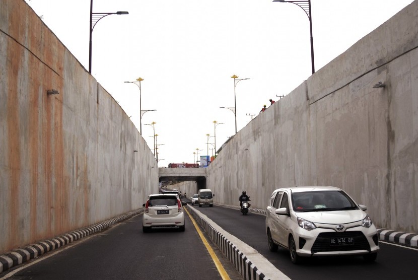 Sejumlah pengendara kendaraan bermotor melintas di ruas underpass Zainal Abidin Pagaralam saat diujicoba di Bandar Lampung, Lampung, Ahad (13/1/2019). 