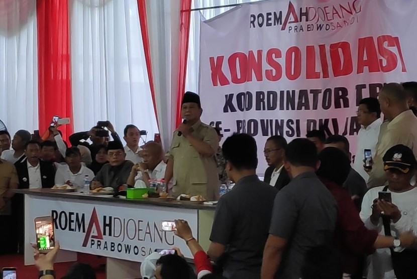 Calon presiden (capres) Prabowo Subianto menyampaikan orasinya di acara kopi darat Konsolidasi Koordinator TPS se-DKI Jakarta, Jalan Wijaya, Jakarta, Ahad, (13/1).