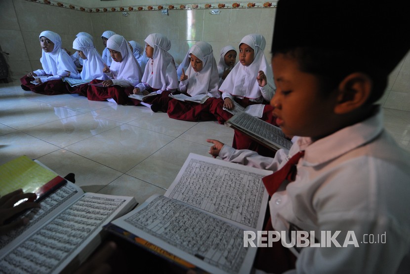 Siswa kelas satu menghafal Alquran menggunakan metode gerakan tangan di SDN Kowel 3, Pamekasan, Jawa Timur, Senin (14/1/2019).