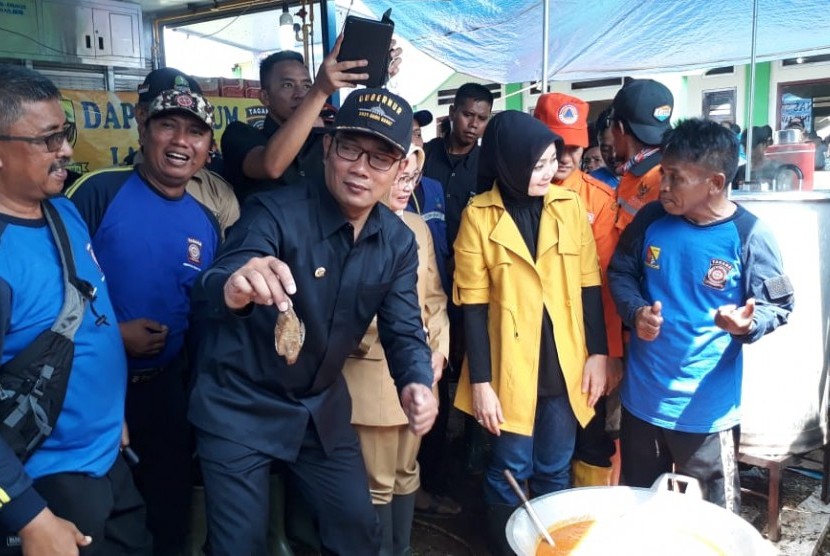 Gubernur Jabar Ridwan Kamil dan Istrinya Atalia Praratya meninjau langsung korban bencana puting beliung, di Komplek Rancaekek Permai II, Desa Jelegong, Kec Rancaekek, Kab Bandung, Senin (14/1). Selain menyerahkan bantuan secara simbolis, Ridwan Kamil pun meninjau dapur umum yang dibangun warga bersama BPBD Kabupaten Bandung.