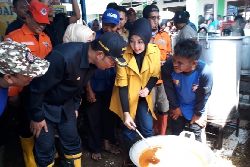 Gubernur Jabar Ridwan Kamil dan Istrinya Atalia Praratya meninjau langsung korban bencana puting beliung, di Komplek Rancaekek Permai II, Desa Jelegong, Kec Rancaekek, Kab Bandung, Senin (14/1). Selain menyerahkan bantuan secara simbolis, Ridwan Kamil pun meninjau dapur umum yang dibangun warga bersama BPBD Kabupaten Bandung.