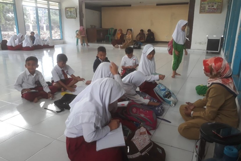 SDN 01 Andir di Baleendah, Kabupaten Bandung terendam banjir, para siswa terpaksa belajar di aula kantor pramuka kwartir cabang Kabupaten Bandung, Senin (14/1).
