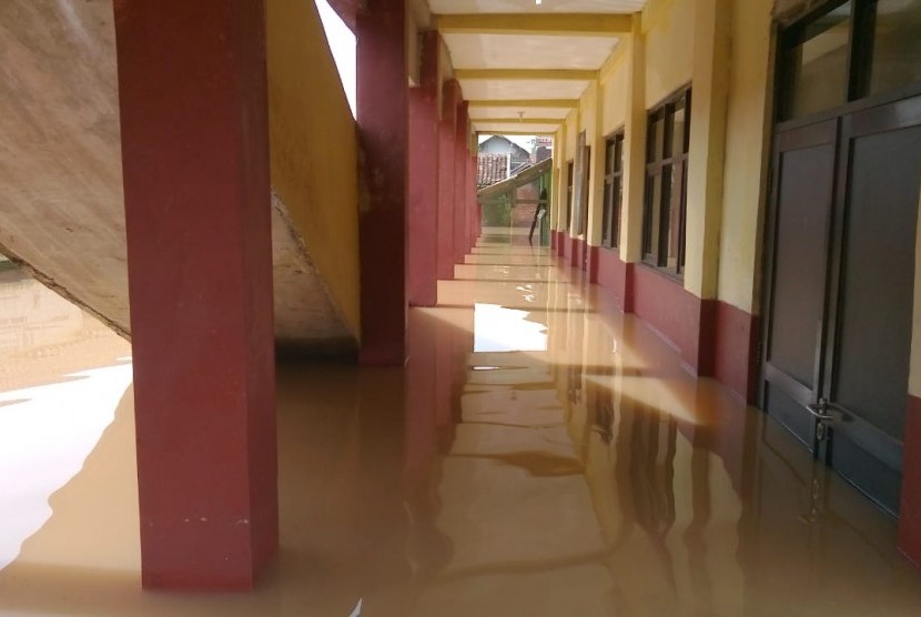 SDN 01 Andir di Baleendah, Kabupaten Bandung terendam banjir, para siswa terpaksa belajar di aula kantor pramuka kwartir cabang Kabupaten Bandung, Senin (14/1).