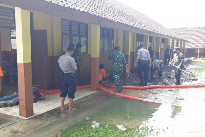 Bangunan sekolah SMK AMS Kota Sukabumi terendam banjir akibat derasnya intensitas hujan pada ahad (13/1) malam. Dampaknya ruangan kelas tidak bisa digunakan dan kegiatan belajar terganggu.