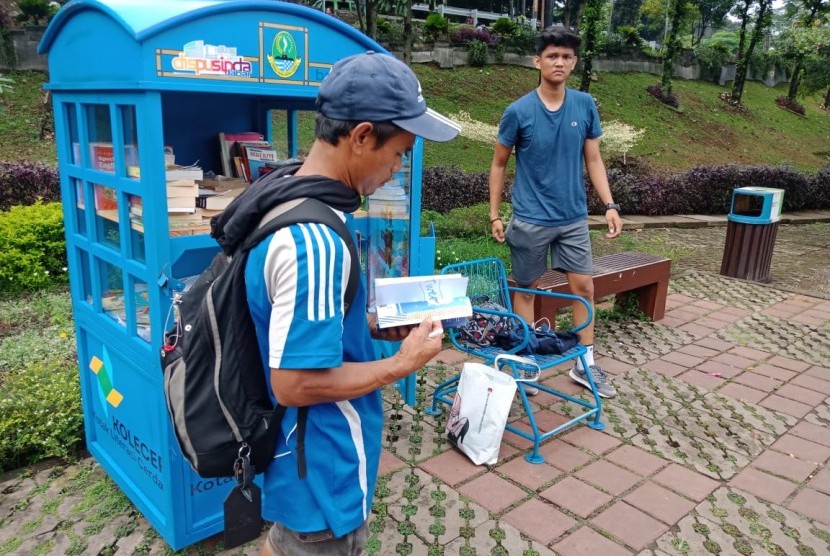 Suasana di sekitar kotak literasi cerdas (Kolecer) di Taman Sempur, Kota Bogor, Senin (14/1). Nampak beberapa warga membaca buku yang tersedia dari Kolecer. 