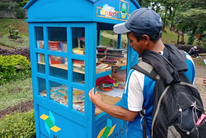 Suasana di sekitar kotak literasi cerdas (Kolecer) di Taman Sempur, Kota Bogor, Senin (14/1). Nampak beberapa warga membaca buku yang tersedia dari Kolecer. 