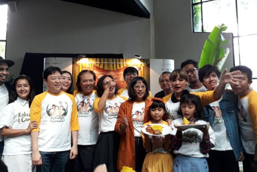 Acara konferensi pers syukuran atas pencapaian film Keluarga Cemara di Ecology Kemang Jakarta Selatan, Senin (14/1). 