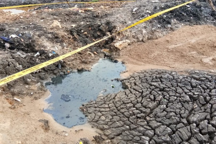 Titik lokasi tahi minyak di Kampung Kramat Blencong, Kecamatan Tarumajaya, Kabupaten Bekasi, Selasa (15/1). Area tersebut sebelumnya menelan tiga anak korban luka bakar karena terperosok ke dalam timbunan saat sedang bermain, Kamis (10/1) pekan lalu.  