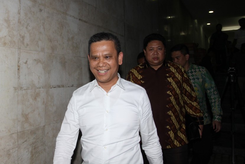 Bendahara Persatuan Sepakbola Seluruh Indonesia (PSSI) Berlinton Siahaan berjalan meninggalkan ruangan seusai menjalani pemeriksaan di Polda Metro Jaya, Jakarta, Senin (14/1/2019).