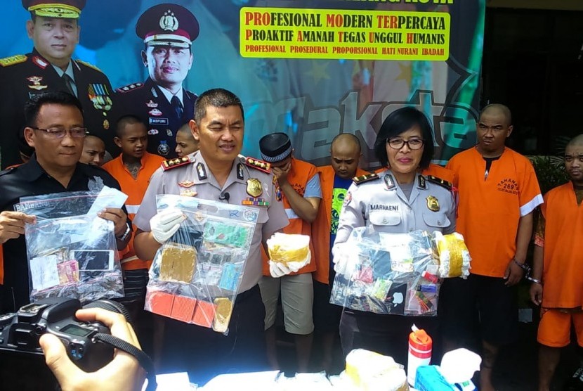 Polresta Malang merilis tangkapan pengedar dan pemakai narkoba selama Januari 2019 di Mapolresta Malang, Selasa (15/1).