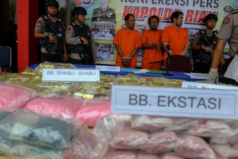 Petugas Kepolisian menunjukkan barang bukti kasus narkoba berupa sabu-sabu, ekstasi dan happy five