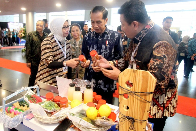 Presiden Joko Widodo (kedua kanan) didampingi Menteri BUMN Rini M Soemarno (kedua kiri) meninjau stan yang menampilkan hasil usaha debitur BNI Fleksi Pensiun di sela acara Program Wirausaha ASN dan Pensiunan yang diselenggarakan Taspen di SICC , Sentul, Bogor, Jawa Barat (16/1/2019).