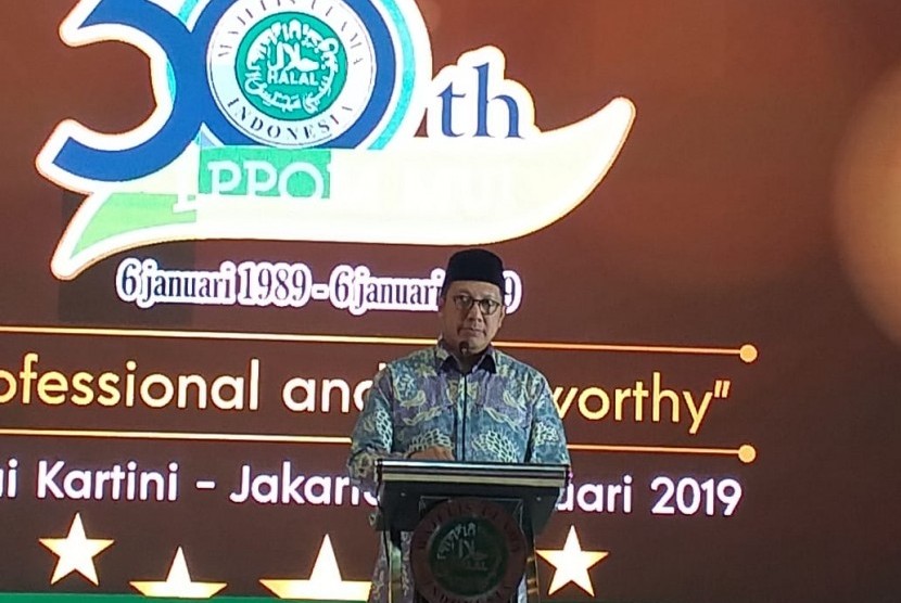 Menteri Agama (Menag), Lukman Hakim Saifuddin memberikan pidato dalam acara ulang tahun LPPOM MUI ke-30 di Balai Kartini, Jakarta, Rabu (16/1)