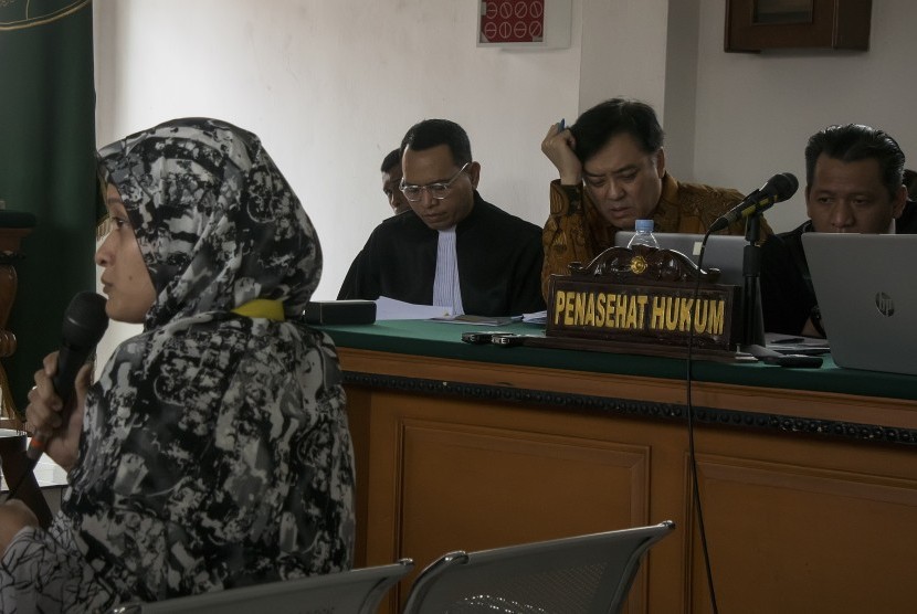 Terdakwa kasus dugaan suap perizinan Proyek Meikarta Billy Sindoro (tengah) mendengarkan keterangan saksi dari ASN Pemkab Bekasi saat sidang lanjutan di Pengadilan Tipikor Bandung, Jawa Barat, Rabu (16/1/19). 