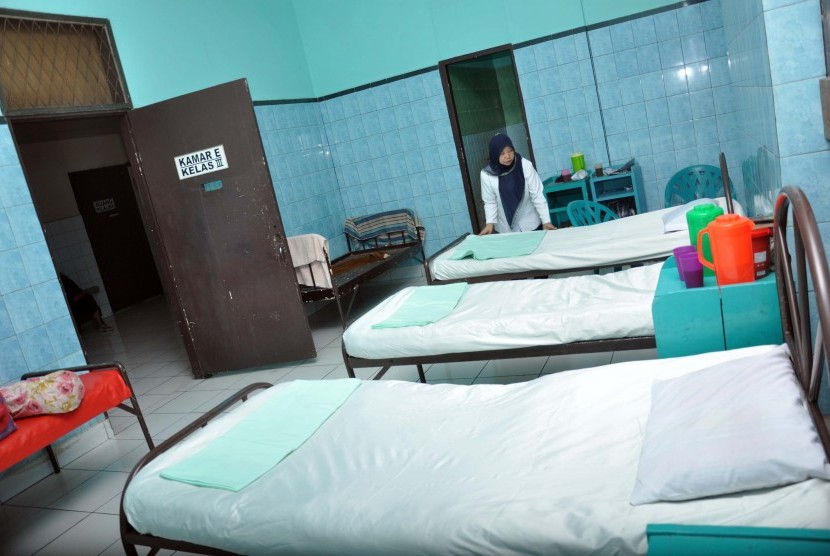 Seorang perawat merapihkan tempat tidur ruangan inap rumah sakit jiwa Mahoni Medan, Sumatera Utara, Kamis (17/1/2019).