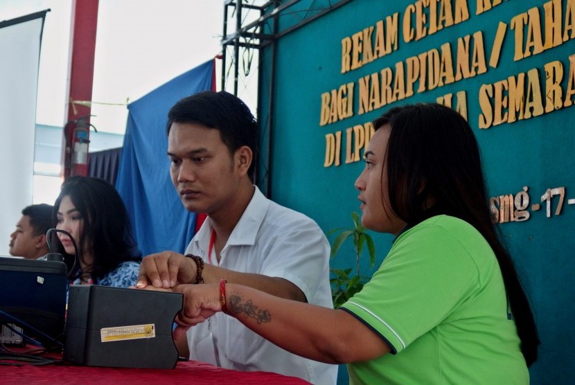 Petugas Dispendukcapil Kota Semarang melakukan perekaman sidik jari seorang narapidana wanita untuk keperluan pendataan dan pembuatan KTP elektronik, di Lapas Wanita Kelas II A Semarang, Jawa Tengah, beberapa waktu lalu.