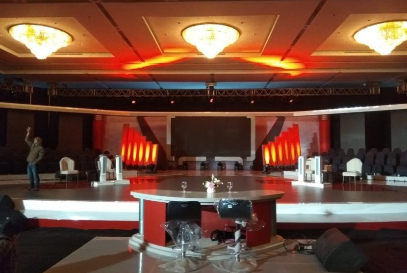 Suasana venue debat perdana Pilpres 2019 di Bhirawa Convention Center, Hotel Bidakara, Pancoran, Jakarta Selatan, Kamis (17/1). Paslon Jokowi-Ma'ruf Amin akan menempati panggung sisi kiri dan paslon Prabowo-Sandiaga Uno menempati panggung sisi kanan.