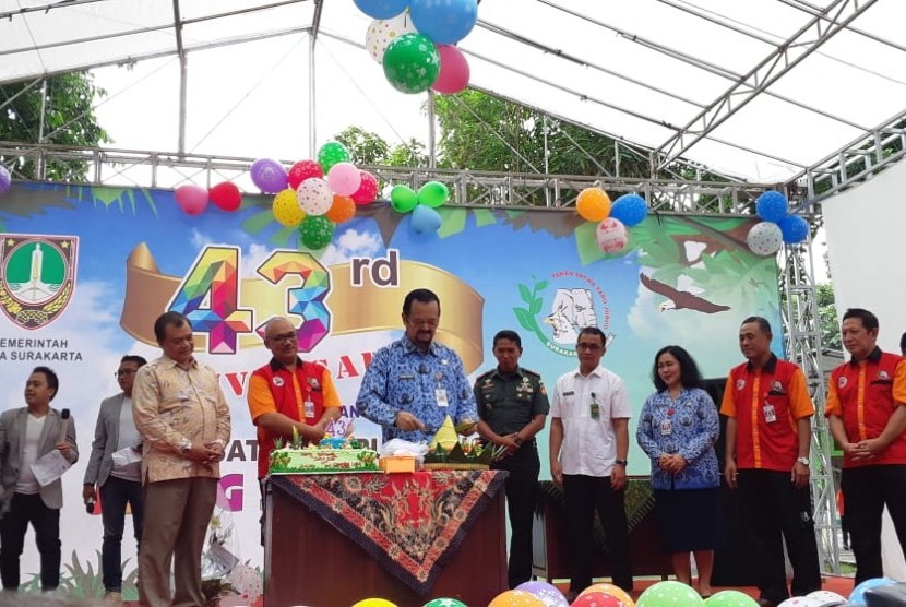 Perusahaan Umum Daerah (Perusda) Taman Satwa Taru Jurug (TSTJ) merayakan Hari Ulang Tahun (HUT) ke-43 di kawasan TSTJ, Solo, Kamis (17/1). Pemotongan tumpeng dilakukan oleh Wakil Wali Kota Solo Achmad Purnomo. 