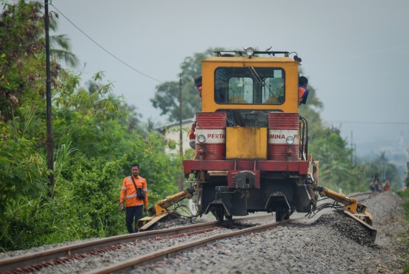 Kereta Perawatan Jalan Rel (KPJR) memadatkan batuan kerikil pada proyek reaktivasi jalur kereta Padalarang-Cianjur di Ciranjang, Kabupaten Cianjur, Jawa Barat.