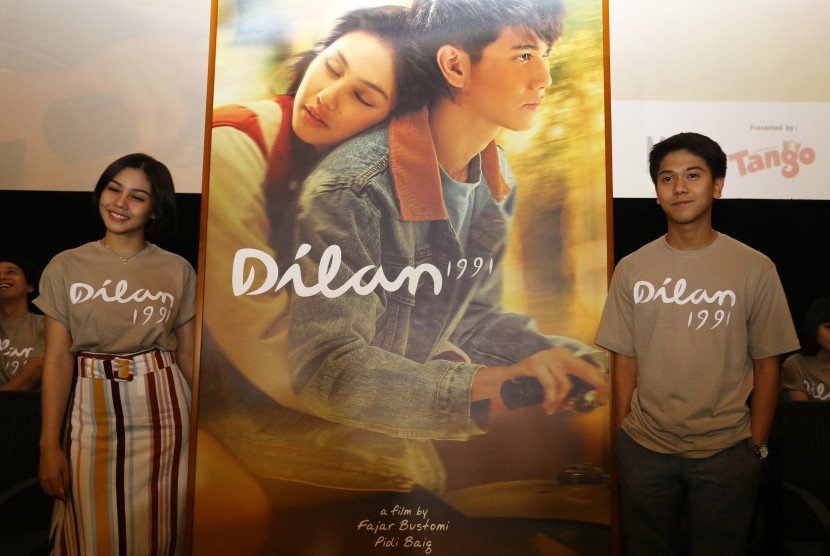 Pemeran film Dilan 1991 Vanesha Prescilla (kiri) dan Iqbal Ramadhan (kanan) berpose saat peluncuran Trailer Film Dilan 1991 di Jakarta, Kamis (17/1/2019). 