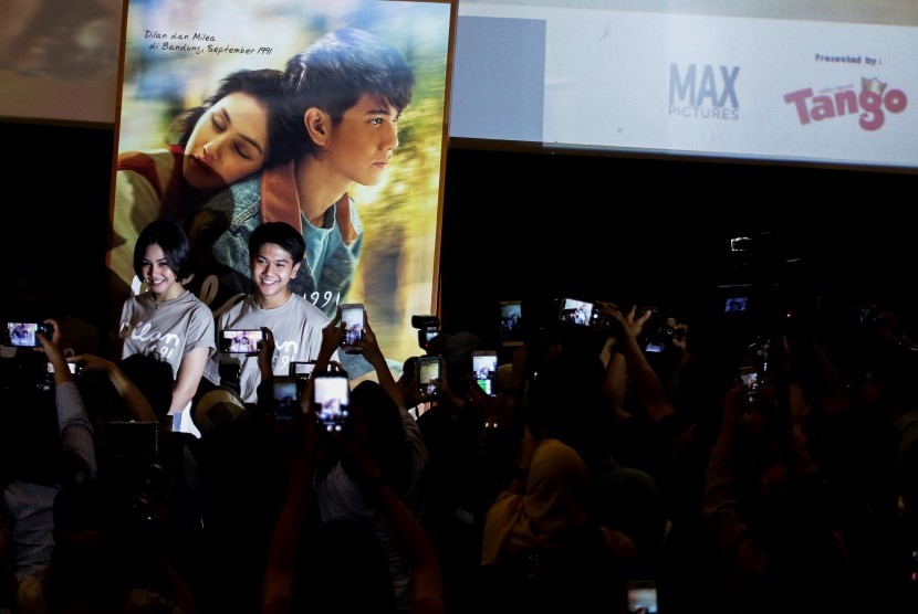 Pemeran film Dilan 1991 Vanesha Prescilla (kiri) dan Iqbal Ramadhan (kanan) berpose saat peluncuran Trailer Film Dilan 1991 di Jakarta, Kamis (17/1/2019).
