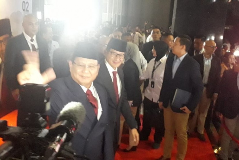 Pasangan capres dan cawapres nomor urut 02 Prabowo Subianto - Sandiaga Salahuddin Uno tiba di Hotel Bidakara, Jakarta, Kamis (17/1). 